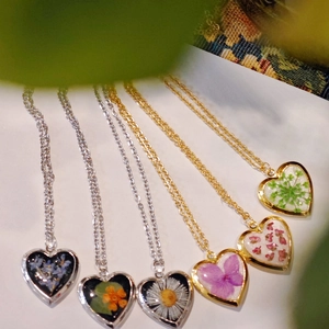 Handmade heart-shaped necklaces with real dried flowers in gold and silver plating