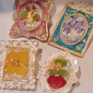 French Court Retro Enamel Brooch With Real Dried Flower Plant Specimen Alloy Embossed Pin For Women Clothing Accessories