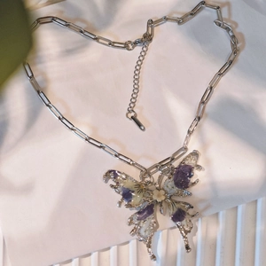 Collana con grande pendente a farfalla con veri fiori secchi su catena a graffetta argento
