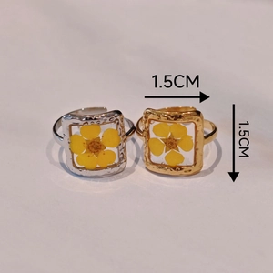 Detailed size view of square 1.5cm resin ring with yellow dried flower inside