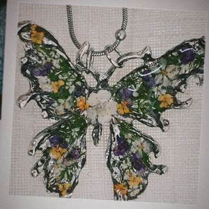 Vintage Stainless Steel Butterfly Pendant Necklace With Real Dried Flowers Handmade Resin Botanical Specimen Jewelry Women