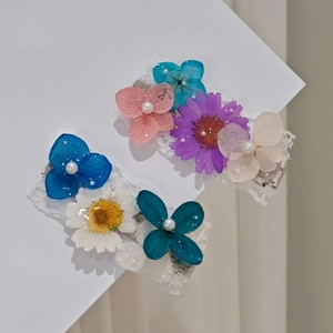 Handmade floral hair clip featuring real dried flowers, pearls, and lace on a card