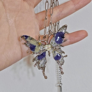 Collana fatta a mano con ciondolo a farfalla con fiori secchi viola e catena a graffetta