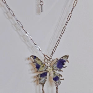 Collana con Pendente a Farfalla Fatta a Mano Catena a Graffetta in Acciaio Inossidabile Gioielli in Resina con Fiori Secchi