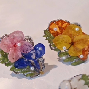 Handmade resin ring with real dried flowers and pearls on silver filigree open band
