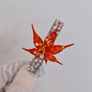 Pince à cheveux feuille d'érable rouge faite main avec paillettes résine et perles blanches