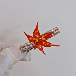 Barrette à cheveux feuille d'érable rouge faite main avec paillettes d'or et perles
