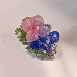 Handmade resin ring with real pink and blue dried flowers and pearls on silver base
