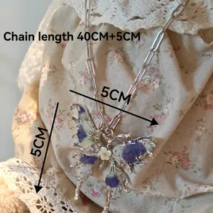 Collana a farfalla fatta a mano con veri fiori secchi e catena a graffetta in argento