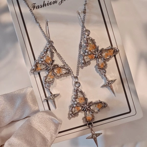 Handgefertigtes Set aus Schmetterlingskette und Ohrringen mit echten Trockenblumen