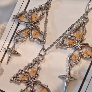 Silberne Schmetterlingsohrringe mit orangefarbenen Trockenblumen, Perlen und Kristallen