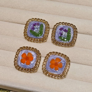 Handmade vintage square stud earrings with real dried flowers in golden chain frames