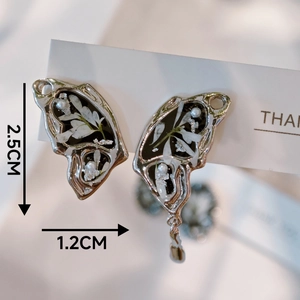 Orecchini a farfalla fatti a mano in resina con fiori secchi e perle, misura 2,5x1,2 cm