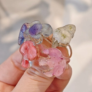 Bague artisanale en résine avec fleurs d'hortensia séchées et anneau torsadé doré