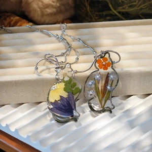 Collier Pendentif Chat en Acier Inoxydable Résine et Fleurs Séchées Style Forêt Chaîne à Billes Perles Artificielles Bijoux pour Femmes