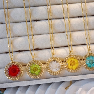 Handmade dried flower resin necklace set with five colors in round gold lace frames