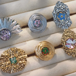 Anello Aperto in Acciaio Inossidabile Vintage da Donna Fiori Secchi Fatti a Mano Intarsiato in Resina Nicchia Francese Regolabile