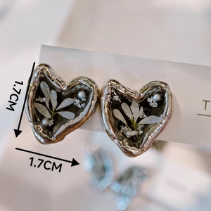 Orecchini a cuore in resina nera con fiori secchi bianchi e perle fatti a mano