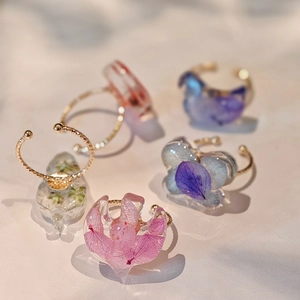 Bagues réglables en résine transparente avec de vraies fleurs d'hortensia colorées