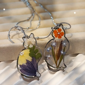 Collier chat fait main en résine avec de véritables fleurs séchées et petites perles