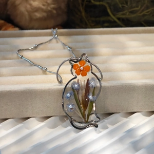 Collier chat en acier inoxydable avec de véritables fleurs séchées orange et bleu