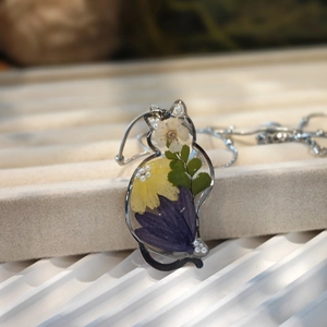 Collier chat fait main avec fleurs séchées et perles sur une fine chaîne argentée