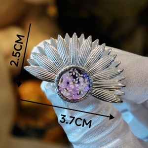 Dettaglio dell'anello in acciaio inossidabile fatto a mano con fiori secchi, 2,5cm per 3,7cm