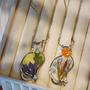 Collier artisanal chat en résine avec de vraies fleurs séchées et chaîne à billes