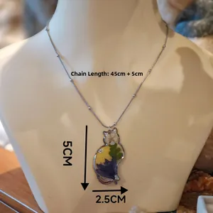Détail du collier pendentif chat en acier inoxydable avec de vraies fleurs séchées violettes