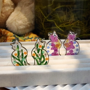 Handmade cat earrings with preserved dried flowers in resin and silver metal frames