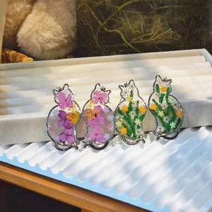 Handmade stainless steel cat pendant with real dried flowers in crystal resin