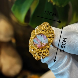 Vista dettagliata dell'anello dorato artigianale con fiori secchi e misure indicate