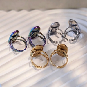 Nahaufnahme verstellbarer Kordelringe in Silber, Gold und Regenbogen-Metallic-Finish