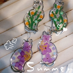 Handmade cat-shaped resin earrings with real dried flowers and silver-tone metal hooks