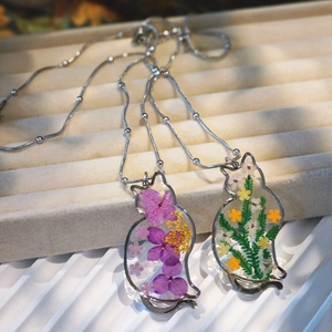 Handmade cat-shaped necklaces with colorful dried flowers in clear resin and silver chains