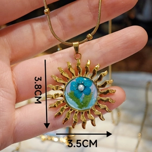 Goldene Sonnenanhänger-Halskette mit blauer Trockenblume und Perle, 3,8 cm x 3,5 cm