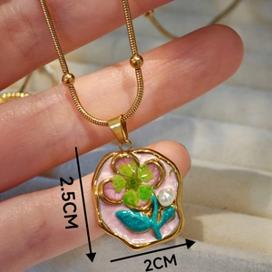 Detailansicht des handgefertigten Ölmalerei-Blumenanhängers mit Maßen 2,5 cm x 2 cm
