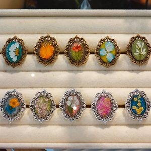 Vintage oval rings set with real dried flowers in resin and antique bronze alloy frames