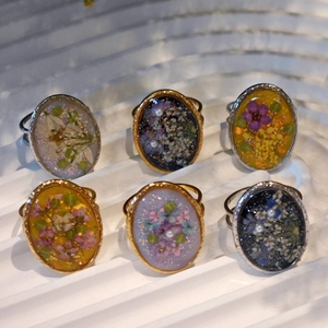 Anillos de acero inoxidable hechos a mano con flores secas reales y resina