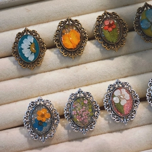 Handmade vintage dried flower ring with antique lace alloy frame and resin floral inlay