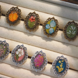 Handmade vintage alloy rings with real dried flowers and resin in a velvet display box