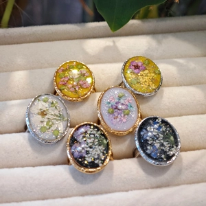 Set de 6 anillos artesanales de resina con flores secas reales y bandas de metal