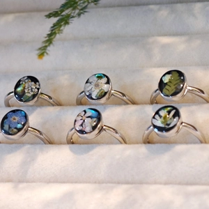 Set of 6 handmade silver open rings with dried flowers and iridescent shell in resin