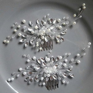 Ensemble de peignes à cheveux de mariée avec perles blanches et cristaux sur fil argent