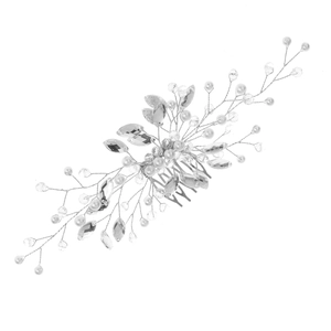 Peigne à cheveux de mariée argenté avec cristaux marquises et perles sur fond blanc
