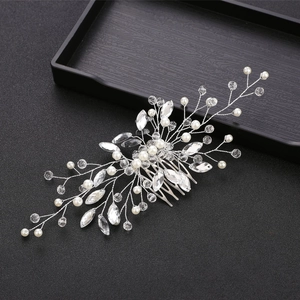 Peigne à cheveux de mariée avec branches en fil d'argent, perles blanches et cristaux