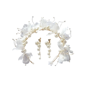 Eleganter Brauthaarreif mit weißen Gaze-Blumen und passendem Perlenohrringe-Set