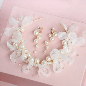 Elegantes Braut-Haarband und Perlenohrringe-Set mit weißen Seidenblumen und Golddraht