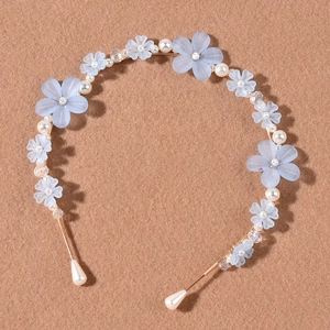 Eleganter Gold-Haarreif mit mattblauen Blumen und weißen Perlen für das Haarstyling