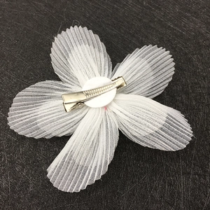 Pince à cheveux fleur en tissu plissé blanc avec perle et pince crocodile argentée